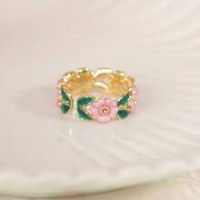 1枚花卉珐琅戒指，饰有粉色和绿色细节