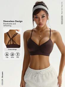 交叉露背吊带背心，丰胸运动文胸，凸显曲线，加厚衬垫和交叉肩带设计，提拉胸部，塑造纤细身形，为健身、瑜伽提供背部支撑。性感交叉露背运动上衣，加厚衬垫女士运动文胸