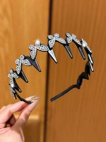 1个银白色蝴蝶发箍，适合日常佩戴