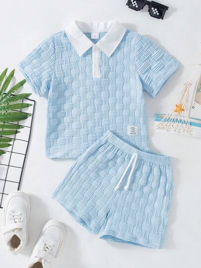 Set de 2 piezas de ropa casual para niños con polo de unicolor, parche decorativo, media abertura y pantalones cortos con cordón falso, para primavera/verano