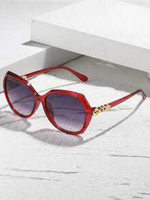 一副超大方形双色红紫色太阳镜，时尚男女通用配饰，适合优雅、运动、驾驶、节日、电子音乐节、郊游、度假、家庭旅行、高尔夫、徒步旅行、街头服饰、运动、派对、户外活动等场合。 - 紅雙灰 - 查看 2