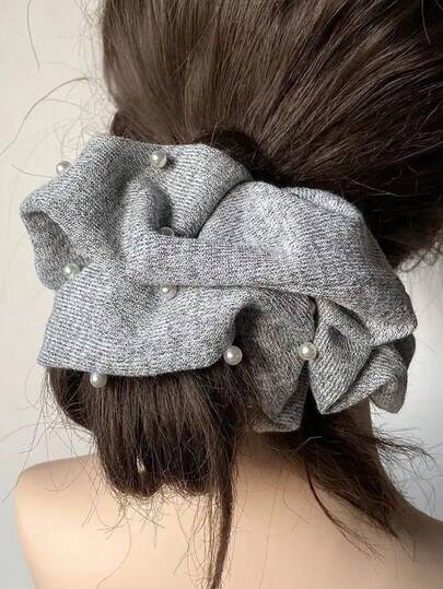 1个柔软灰色卷曲发圈，时尚大珍珠装饰发绳，优雅百搭发饰，适用于发髻、低马尾，是情人节、新年、节日装饰的理想礼物，发圈