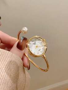 这款圆形金色手镯式女士石英表简约时尚精致，适合日常搭配，也是节日礼物的最佳选择。 - 金色 - 查看 2