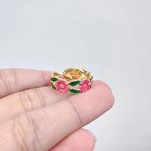 1枚花卉珐琅戒指，饰有粉色和绿色细节