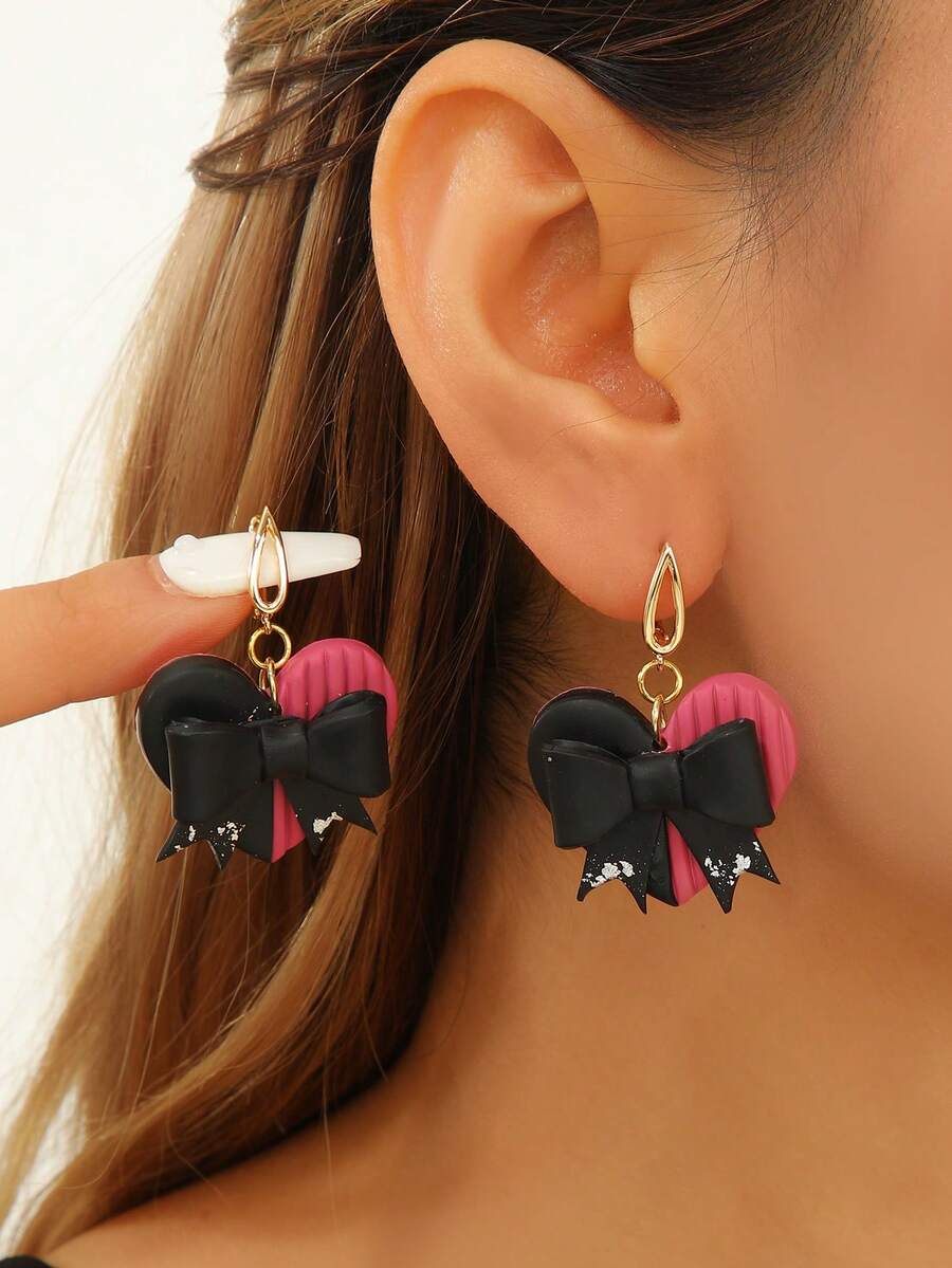 一对浪漫的黑粉色聚合物粘土水滴耳环，蝴蝶和心形几何拱形设计，纹理表面，金属环点缀，适合女性日常休闲、约会、派对佩戴，以及甜美别致风格爱好者。 - 黑粉蝴蝶結愛心多色 - 查看 1