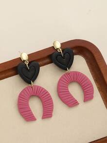 一对浪漫的黑粉色聚合物粘土水滴耳环，蝴蝶和心形几何拱形设计，纹理表面，金属环点缀，适合女性日常休闲、约会、派对佩戴，以及甜美别致风格爱好者。 - 黑粉蝴蝶結愛心多色 - 查看 5