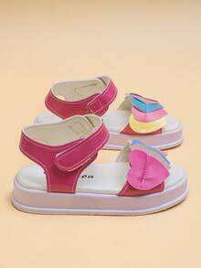 可爱童鞋！这款适合4-8岁女孩的撞色心形漆皮凉鞋，采用亮粉色主色调和厚实的华夫格鞋底。可调节的鞋带方便穿脱。防滑鞋底和漆皮材质易于清洁。充满柔软、可爱、甜美的元素，适合日常穿着。 - 玫紅色 - 查看 7