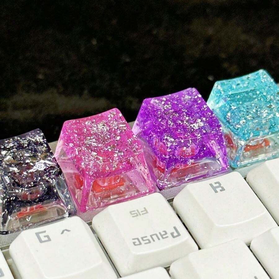 1个树脂环氧树脂全息金箔键帽，多种颜色可选 - 游戏玩家配件，提升键盘个性。全息闪光在游戏过程中提供炫酷的视觉效果，树脂材质永不褪色。单个替换键帽即可让您的键盘脱颖而出，既是个性化的游戏装备，也是一款实用且兼容所有轴体的键帽。
