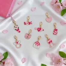 情人节礼盒套装，10件套，包含口袋拥抱卡片，是送给她/他的完美小礼物，也适合婚礼和派对。口袋拥抱卡片传递真挚的祝福。迷你可爱钥匙扣套装，包含心形、泰迪熊、蝴蝶结、酒杯、花束等多种图案，英文版。