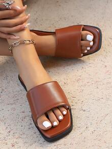 Sandálias rasteiras femininas, marrons, para praia, com design minimalista em cor sólida e bico quadrado. Fáceis de calçar, ideais para atividades ao ar livre, festas e uso diário. - Marrom Claro - Ver 1