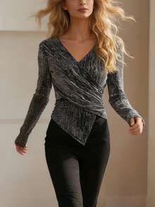 ملابس علوية نسائية بياقة على شكل حرف V وأكمام طويلة مصنوعة من الأقمشة المحبوكة، تتميز بتصميم غير متماثل للذيل وتصميم ملفوف، لإبراز الأناقة الحديثة