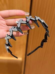 1个银白色蝴蝶发箍，适合日常佩戴