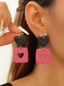 一对浪漫的黑粉色聚合物粘土水滴耳环，蝴蝶和心形几何拱形设计，纹理表面，金属环点缀，适合女性日常休闲、约会、派对佩戴，以及甜美别致风格爱好者。 - 黑粉蝴蝶結愛心多色 - 查看 2