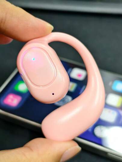 无线蓝牙耳机，耳挂式设计，佩戴稳固舒适，具备降噪功能，配备高清麦克风，通话清晰，适合游戏、运动、旅行和音乐欣赏。左耳使用。