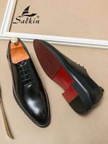 复古英伦风男士正装牛津鞋，红底，布洛克雕花工艺，系带尖头设计，优雅绅士鞋款，适合商务、通勤、日常穿着、上学、毕业典礼等场合。舒适透气的纯色设计，适合办公室、派对、婚礼、节日礼物、情侣约会、宴会等各种场合，四季皆宜，尺码齐全。