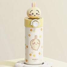 Miniso Vaso aislado con tapa de muñeca Chikawa Doll Pop-Top de 450mL/15.22oz (Usagi): Material de acero inoxidable 304, decoración de tapa con muñeca 3D Usagi, apertura de tapa con una sola mano, aislamiento al vacío (mantiene caliente/frío), estampado lindo de Usagi + patrón de flores, forma portátil y ligera, adecuado para oficina/escuela/uso diario, botella de agua práctica y linda con tema (1 pieza) - Amarillo - Ver 1