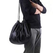 1个抽绳沙滩泳衣收纳袋，方便携带，可收纳沙滩泳衣、潜水服和冲浪装备，采用防沙面料制成，配有安全带，易于携带，经久耐用，也可作为沙滩尿布更换垫和其他沙滩用品使用。 - 彩色 - 查看 8