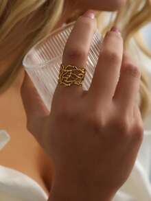 Anillo de acero inoxidable de nicho europeo y americano, vintage, irregular, con textura de rama de árbol rústica, patrón de vid, calado, exagerado.