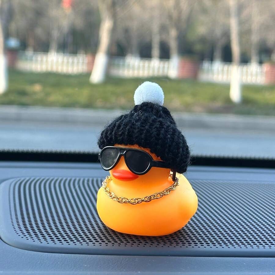 Strickmütze Gelbe Ente Auto Armaturenbrett Dekoration mit modischer Brille & Kette, PVC Auto Innenraum Zubehör als lustiges Urlaubsgeschenk für Männer & Frauen, Auto, Auto Zubehör, Auto, Auto Essential, Auto Innenraum Zubehör, Auto Dekoration - A - Übersicht 1