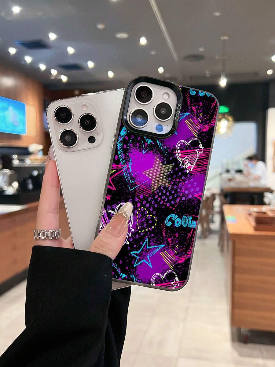 Fondo negro con corazones y estrellas de grafiti de colores. Esta elegante funda es compatible con los modelos 17, 16, 15, 14 Pro Max, 13, 12, 11, XR y XS Plus. Fabricada en silicona TPU, ofrece protección contra golpes y caídas, además de una sensación superior. Es un regalo ideal para familiares, amigos y seres queridos, y una opción perfecta para Año Nuevo. - Negro - Ver 1
