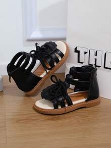 一双最新款夏季儿童蕾丝蝴蝶结装饰拉链凉鞋——黑色设计。非常适合日常出行、商场购物、暑假旅行和公园散步。这款凉鞋可轻松搭配各种服饰，风格休闲时尚，穿着舒适。女童凉鞋，女童鞋，儿童凉鞋，凉鞋，童鞋 - 黑色 - 查看 4