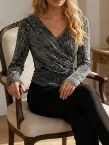 ملابس علوية نسائية بياقة على شكل حرف V وأكمام طويلة مصنوعة من الأقمشة المحبوكة، تتميز بتصميم غير متماثل للذيل وتصميم ملفوف، لإبراز الأناقة الحديثة