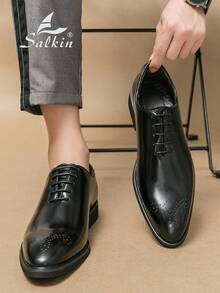 复古英伦风男士正装牛津鞋，红底，布洛克雕花工艺，系带尖头设计，优雅绅士鞋款，适合商务、通勤、日常穿着、上学、毕业典礼等场合。舒适透气的纯色设计，适合办公室、派对、婚礼、节日礼物、情侣约会、宴会等各种场合，四季皆宜，尺码齐全。