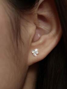 S925纯银幸运四叶草耳骨耳环，迷你锆石水晶耳钉，适合情人节、日常佩戴、派对等场合。 - 耳環 - 查看 3