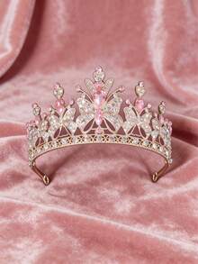 1件镶满水钻的蝴蝶核心元素吊坠，配以水滴形红宝石点缀，采用镂空纹理和小红宝石装饰，融合了甜美与奢华的风格，适合生日派对、拍照、正式礼服，也可作为儿童/青少年的装饰头饰。