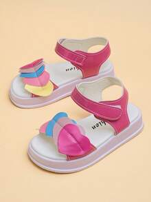 可爱童鞋！这款适合4-8岁女孩的撞色心形漆皮凉鞋，采用亮粉色主色调和厚实的华夫格鞋底。可调节的鞋带方便穿脱。防滑鞋底和漆皮材质易于清洁。充满柔软、可爱、甜美的元素，适合日常穿着。 - 玫紅色 - 查看 3