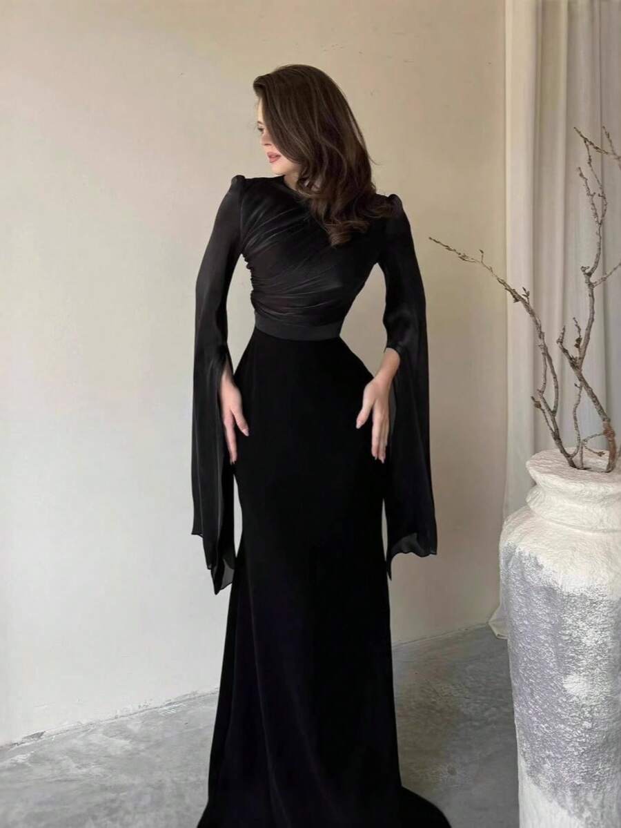 Women's Contrast Fabric Trumpet Gown With Dramatic Bell Sleeves - Formal Evening Dress Featuring A Textured Blend And Sculpted Mermaid Silhouette For Galas - 黑色 - 查看 1