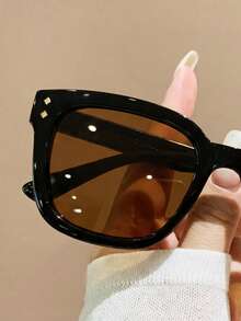 一副棕色方形铆钉时尚太阳镜，男女通用，旅行沙滩配饰眼镜，适合秋冬季女士佩戴，夏季海滩度假，户外活动，徒步旅行，返校季必备 - 棕色 - 查看 3