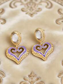一对紫色心形镂空吊坠耳钉，合金材质，时尚轻巧，搭配复古珐琅耳环和不锈钢耳钉，适合日常时尚和通勤佩戴，也是送给家人的绝佳礼物。 - 紫色 - 查看 3