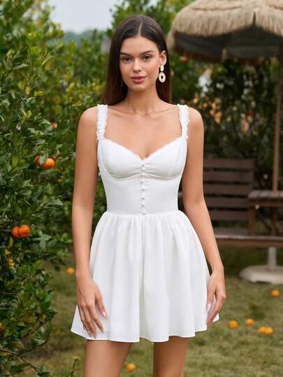 PARTHEA Đầm hai dây ôm sát người kẻ caro màu trắng, cổ chữ V, phối ren, khuy cài, xếp ly, nhún bèo, họa tiết kẻ sọc, màu trắng, thích hợp cho mùa hè.