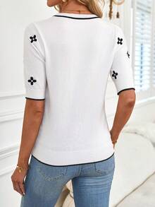 Pulover elegant, tricotat, cu mânecă scurtă, cu guler rotund, brodat cu flori cu patru foi, cu garnitură contrastantă, casual și versatil - alb - Vizualizare 6