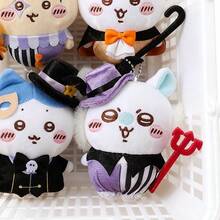 Miniso 千川幻想馬戲團 Momo 毛絨吊飾：舒適親膚短毛絨材質，逼真可愛惡魔設計（蝙蝠耳帽子 + 三叉戟道具 + 俏皮表情），金屬鍊條，適用於多種場景（鑰匙圈/包包掛飾/桌面擺飾），高品質工藝，可用作節日裝飾和動漫周邊禮物 (1件) - 彩色 - 查看 5