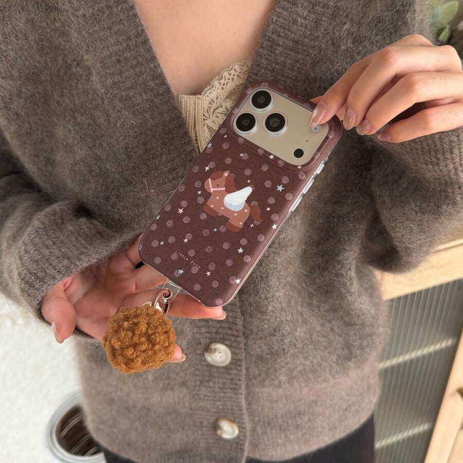 极简半封闭双层棕色底波点星形翅膀小马绒球吊坠手机壳，兼容苹果17 Pro Max、16 Pro Max、15 Pro、14、13，可爱时尚，适合女生