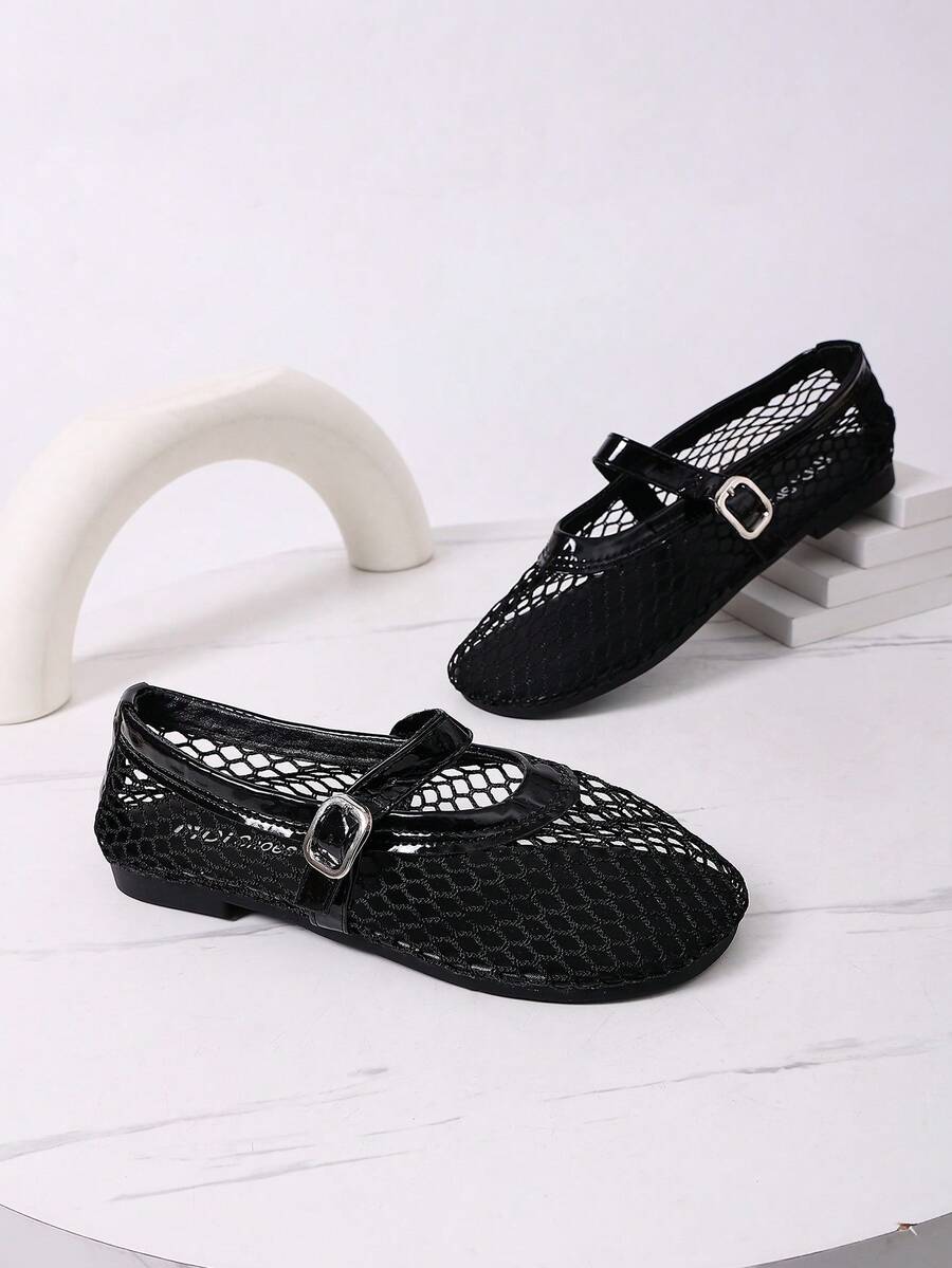 2026 Spring/Summer Retro Chic Black Snake Skin Textured Hollow Mesh Metal Buckle Strap Flat Mary Jane Shoes, Suitable For Commuting, Shopping, Dating, Valentine's Day Party - Black - View 1