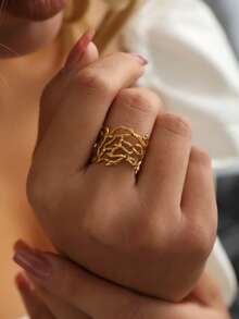 Anillo de acero inoxidable de nicho europeo y americano, vintage, irregular, con textura de rama de árbol rústica, patrón de vid, calado, exagerado.