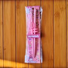 SANRIO 一款可爱的全新三丽鸥Hello Kitty Kuromi训练筷,饰有Melody和大耳朵狗图案。非常适合居家用餐、野餐以及作为学习筷子使用。是开学季、学校或居家使用的完美礼物,也是生日的理想之选。 - 彩色 - 查看 15