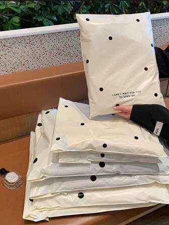 20 piezas/paquete Bolsas de mensajero con lunares blancos marfil, adecuadas para la temporada de regreso a clases, temporada de graduación, temporada de bodas, cumpleaños y otras ocasiones, se pueden usar como bolsas de regalo, bolsas de almacenamiento de plástico grueso, bolsas para maletas, bolsas para ropa, aplicables a regreso a clases, útiles escolares, escuela, oficina, transporte, envío y correo, etc.