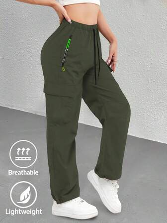 Calça feminina de treino com corte reto, modelo jogger casual, leve e respirável, com bolsos laterais com zíper em contraste, versátil para diversas ocasiões.