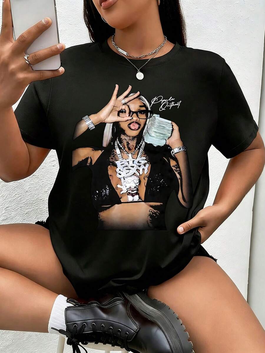 [Plus Size Graphic T-Shirt] Black Oversized Tee With Unique Graphic Design - Features A Stylish Person With Glasses And Bold Jewelry, Relaxed Fit For Maximum Comfort, Perfect For Casual Wear Or Chill Days. - 黑色 - 查看 1