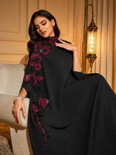 Elegant svart lång abaya, fladdermusärm, ståkrage, vävt tyg med fin blomapplikation