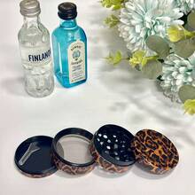 黑色扁平研磨器，手动便携式研磨器，适用于研磨香料、草药，是情人节、圣诞节送给男士和女士的绝佳礼物。 - 彩色 - 查看 2