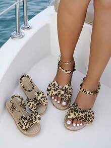 1 Pair Girls' Leopard Print Bow Straw Woven Flat Sandals, Quality Chiffon Material Soft & Comfortable Bohemian Style, Matching Mother-Daughter Design With Elastic Band For Easy Wear, Thick & Lightweight Sole Suitable For Summer, Ages 3-14 - Brown - View 1