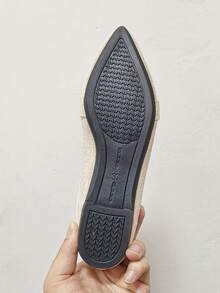 Sapatos Planos Femininos Primavera/Outono Novos, Mocassins Slip-On Elegantes da Moda com Decoração de Corrente de Metal, Bico Fino, Sapatos Planos Casuais Slip-On Bege de Cano Baixo, Sapatos Versáteis Confortáveis com Sola Macia para Uso Diário, Trabalho, Festa, Encontro - Bege - Corrente - Visão 8