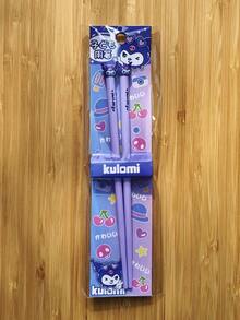 SANRIO 一款可爱的全新三丽鸥Hello Kitty Kuromi训练筷,饰有Melody和大耳朵狗图案。非常适合居家用餐、野餐以及作为学习筷子使用。是开学季、学校或居家使用的完美礼物,也是生日的理想之选。 - 彩色 - 查看 18