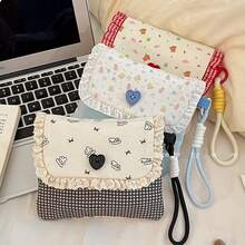 女士旅行收纳包，大容量，蕾丝花边和心形镂空设计，多隔层可收纳化妆品、卫生巾、钥匙等，可折叠便携，安全拉链封口，耐用面料，浅粉色