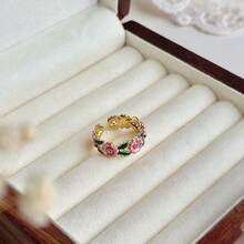 1枚花卉珐琅戒指，饰有粉色和绿色细节